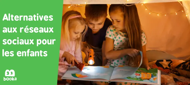 Trois enfants lisant un livre ensemble sous une tente avec des lampes de poche, illustrant des alternatives aux réseaux sociaux pour les enfants sur Booka