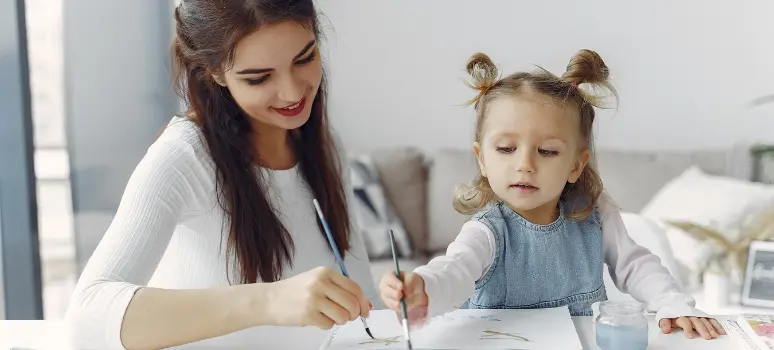 Parent et enfant faisant des activités de compréhension de lecture à la maison