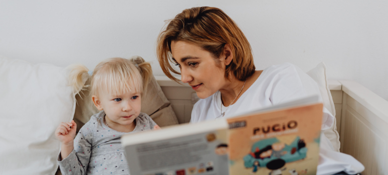 Mutter lernt, wie sie Leseschwierigkeiten bei ihrem Kind durch gemeinsames Vorlesen überwinden kann