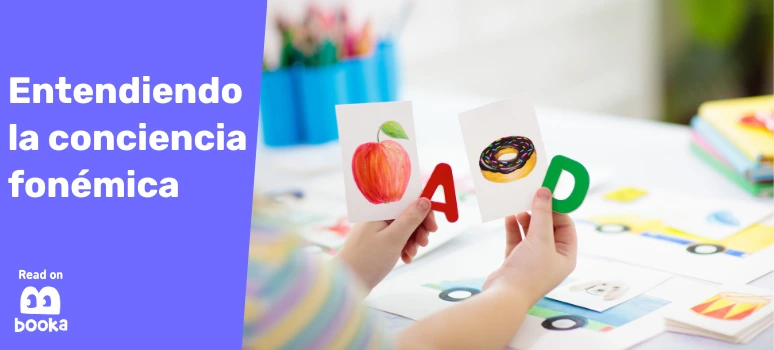 Niño aprendiendo sobre sonidos y letras utilizando tarjetas para desarrollar la conciencia fonémica