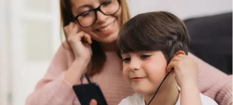 Mère et enfant écoutant ensemble pour améliorer les compétences en lecture